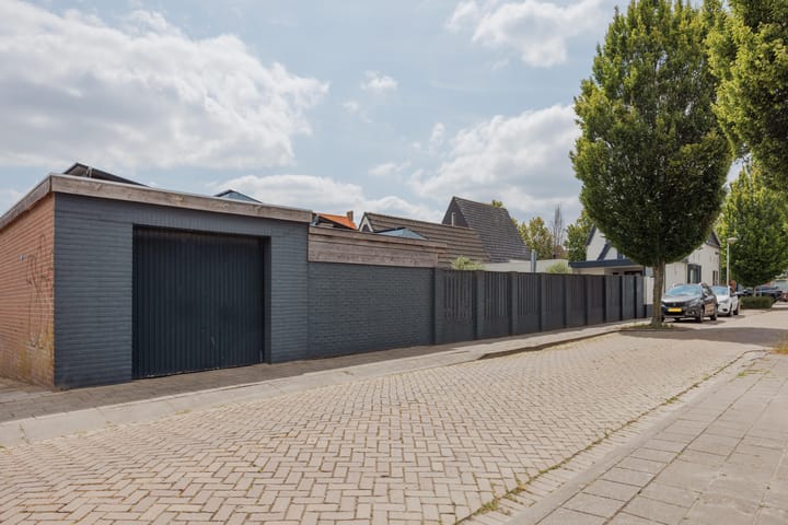 Vrijstaande woning te koop: Julianalaan 51, Raamsdonksveer