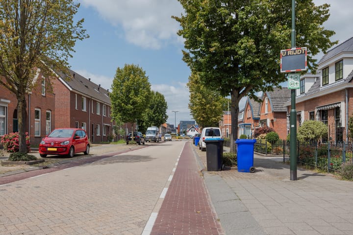 Vrijstaande woning te koop: Julianalaan 51, Raamsdonksveer