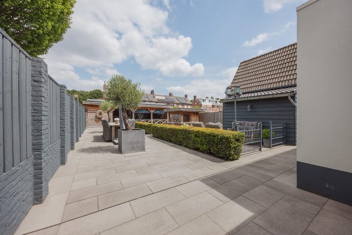 Vrijstaande woning te koop: Julianalaan 51, Raamsdonksveer