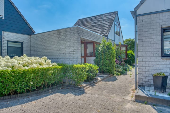 Twee-onder-één-kap te koop: Pergolesistraat 18, Zwijndrecht