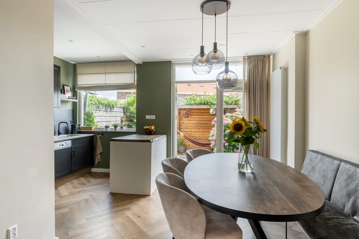 Tussenwoning te koop: Duiventorenstraat 24, Naaldwijk