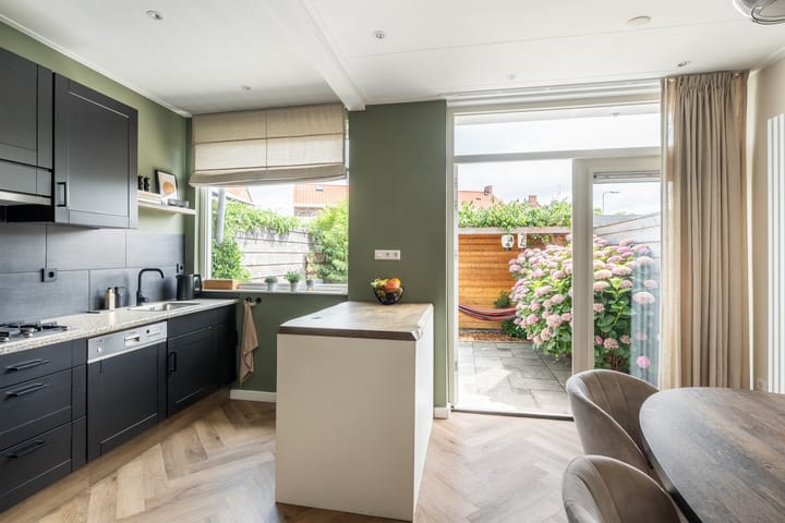 Tussenwoning te koop: Duiventorenstraat 24, Naaldwijk