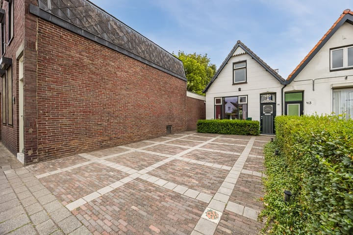 Twee-onder-één-kap te koop: Hendrikstraat 43, Roosendaal