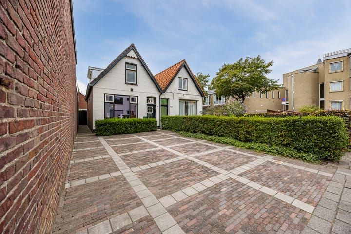 Twee-onder-één-kap te koop: Hendrikstraat 43, Roosendaal