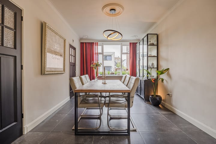 Twee-onder-één-kap te koop: Hendrikstraat 43, Roosendaal