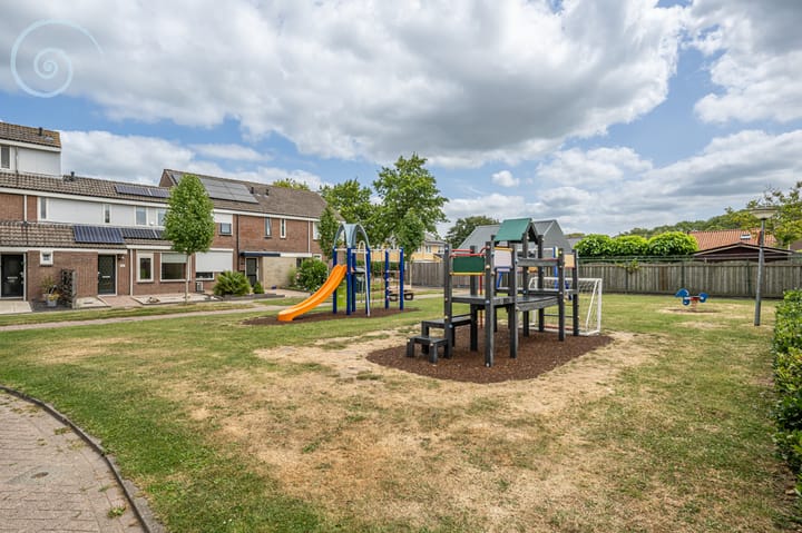Tussenwoning te koop: Marshof 33, Oude-Tonge