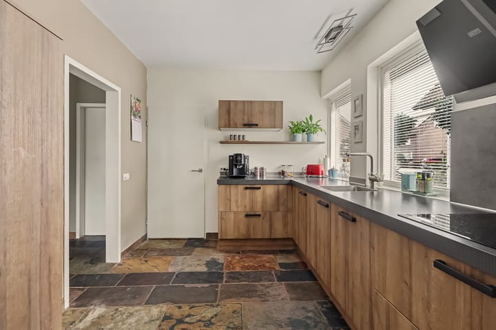 Tussenwoning te koop: De Omloop 12, Elshout