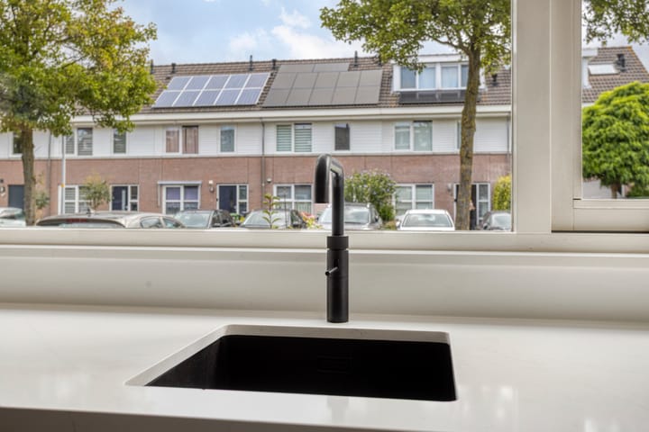 Tussenwoning te koop: Puccinilaan 4, Nieuw-Vennep