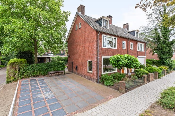 Twee-onder-één-kap te koop: Joan Coststraat 42, Enschede