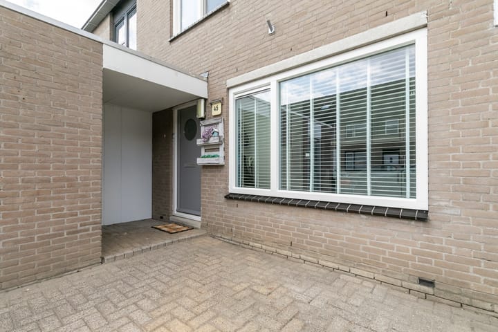 Tussenwoning te koop: Dennenbroek 45, Breda