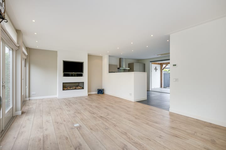 Twee-onder-één-kap te koop: Dorpstraat 37, Nieuw-Vennep