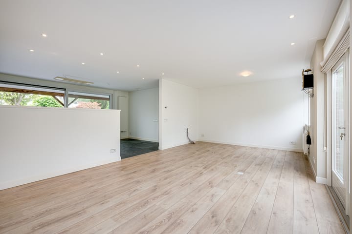 Twee-onder-één-kap te koop: Dorpstraat 37, Nieuw-Vennep