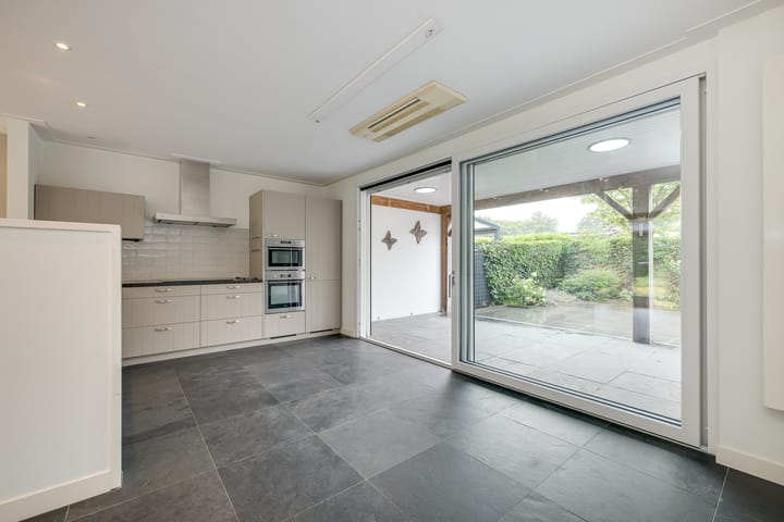 Twee-onder-één-kap te koop: Dorpstraat 37, Nieuw-Vennep
