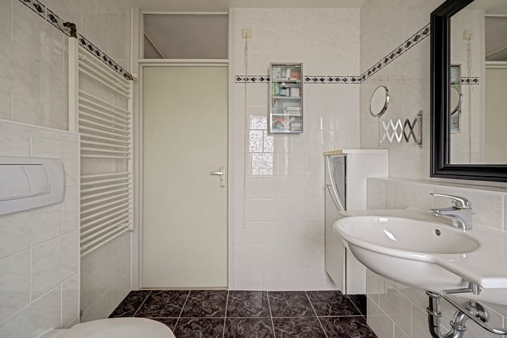 Tussenwoning te koop: Schout Wouterszpad 12, Hoogvliet Rotterdam