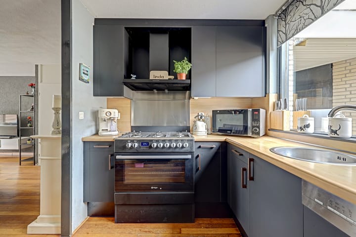 Tussenwoning te koop: Schout Wouterszpad 12, Hoogvliet Rotterdam