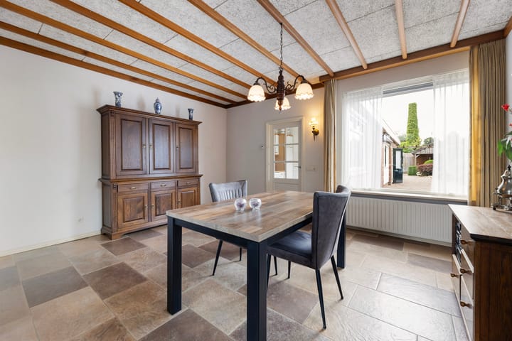 Twee-onder-één-kap te koop: Sloetsweg 223, Hengelo