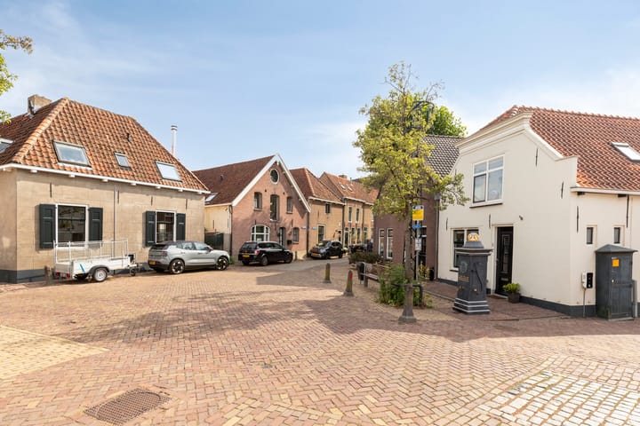 Twee-onder-één-kap te koop: Dorpsplein 5, Geervliet