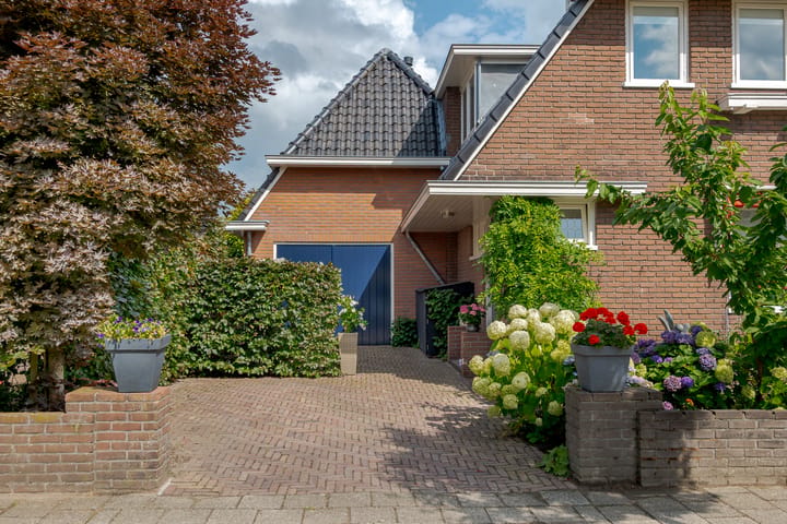 Twee-onder-één-kap te koop: Prinses Margrietlaan 25, Meppel