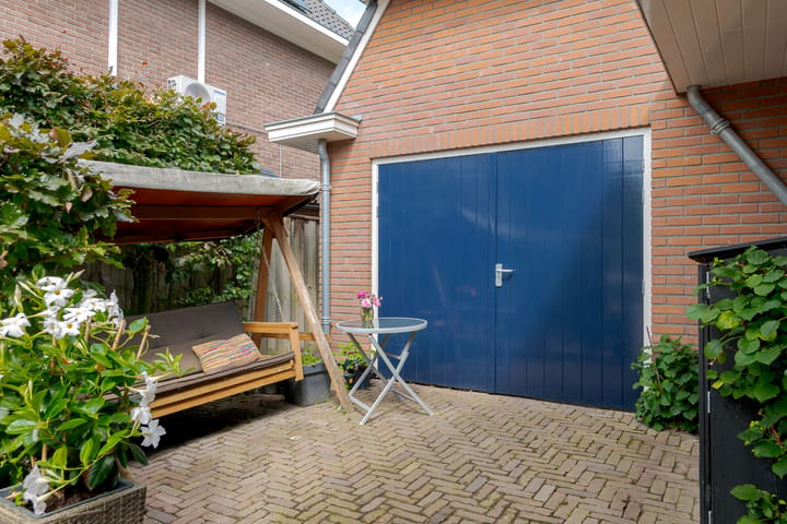 Twee-onder-één-kap te koop: Prinses Margrietlaan 25, Meppel