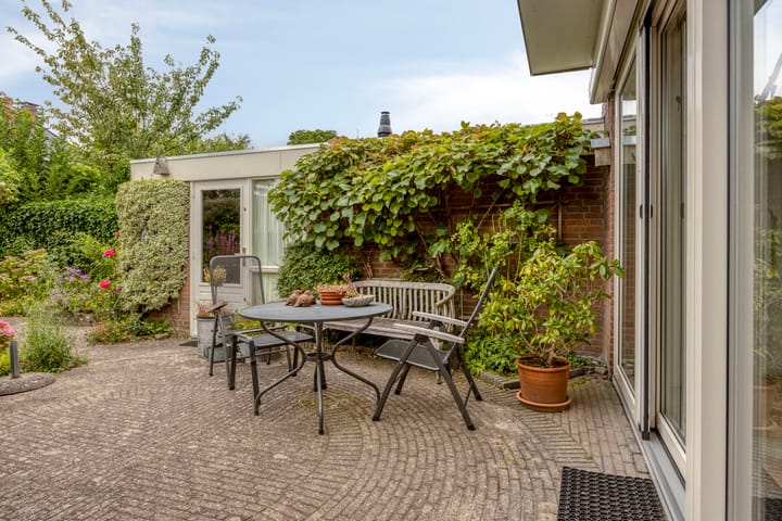 Twee-onder-één-kap te koop: Leidsemeerstraat 55, Buitenkaag