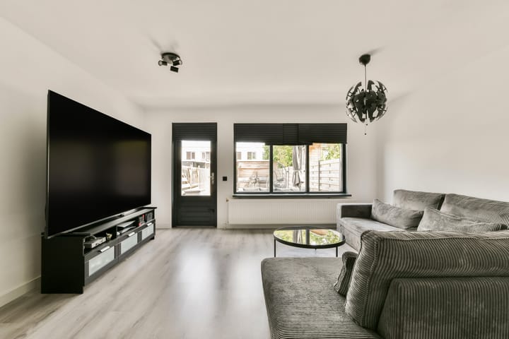 Tussenwoning te koop: Siennastraat 213, Almere