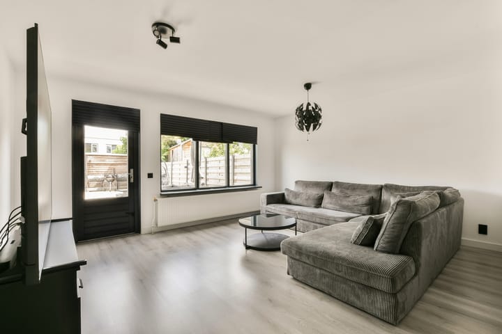 Tussenwoning te koop: Siennastraat 213, Almere