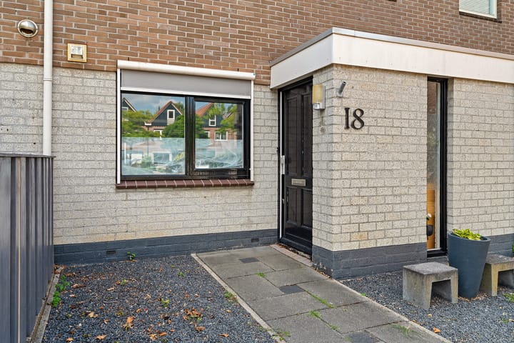 Tussenwoning te koop: Eenhoornplaat 18, Emmeloord