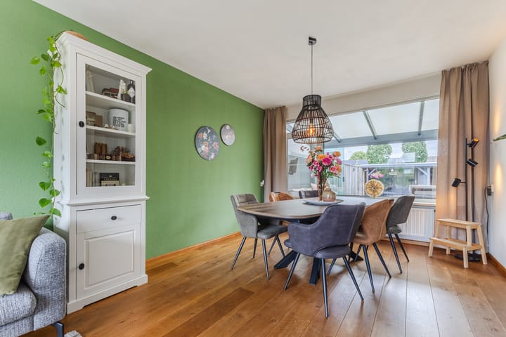 Tussenwoning te koop: Minister van Houtenstraat 10, Veghel
