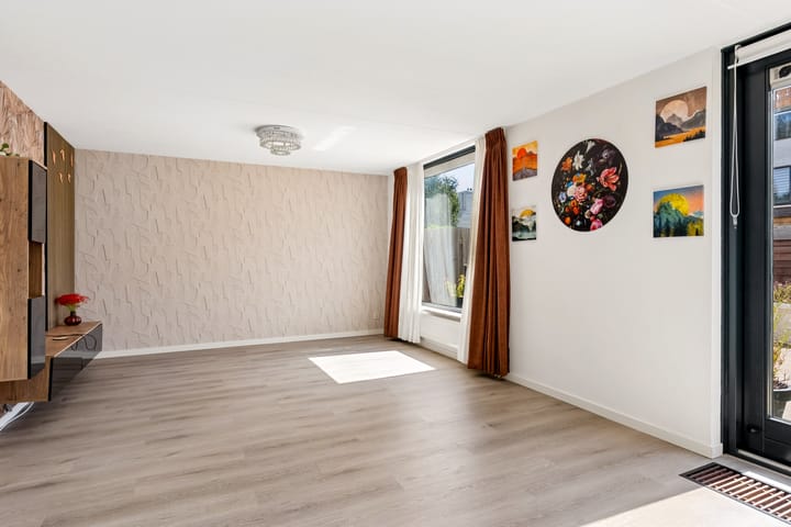 Tussenwoning te koop: Hagedisstraat 25, Almere