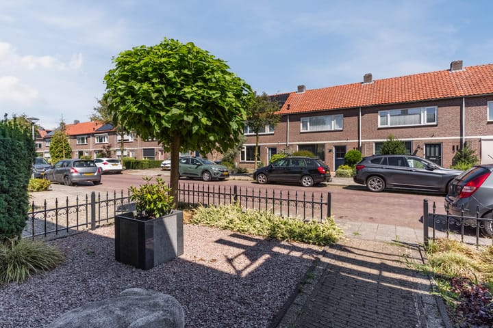 Twee-onder-één-kap te koop: Crocusstraat 11, Uden