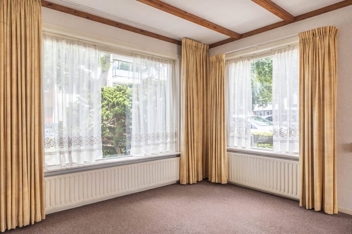 Twee-onder-één-kap te koop: Pastoor van Muijenweg 4, Heiloo