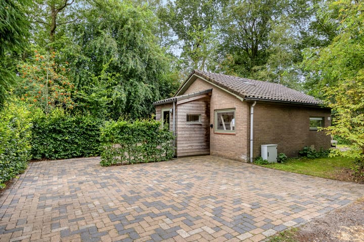 Vrijstaande woning te koop: Duerswâldmer Wei 11-13, Bakkeveen