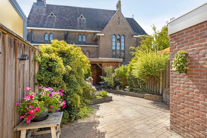 Tussenwoning te koop: Pastoor Schneiderstraat 3, Enschede
