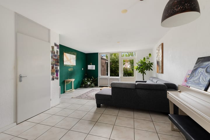 Tussenwoning te koop: Suze Groeneweg-erf 384, Dordrecht