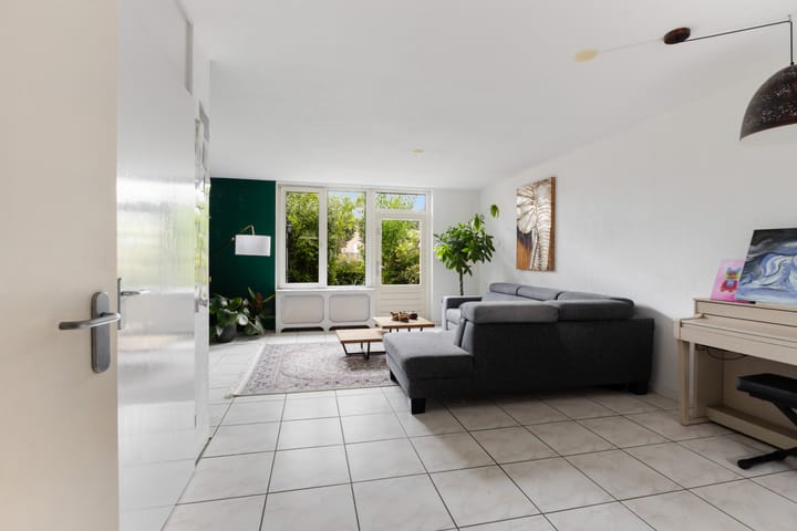 Tussenwoning te koop: Suze Groeneweg-erf 384, Dordrecht