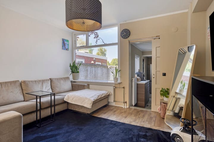Tussenwoning te koop: Leliestraat 27, Alphen Aan Den Rijn