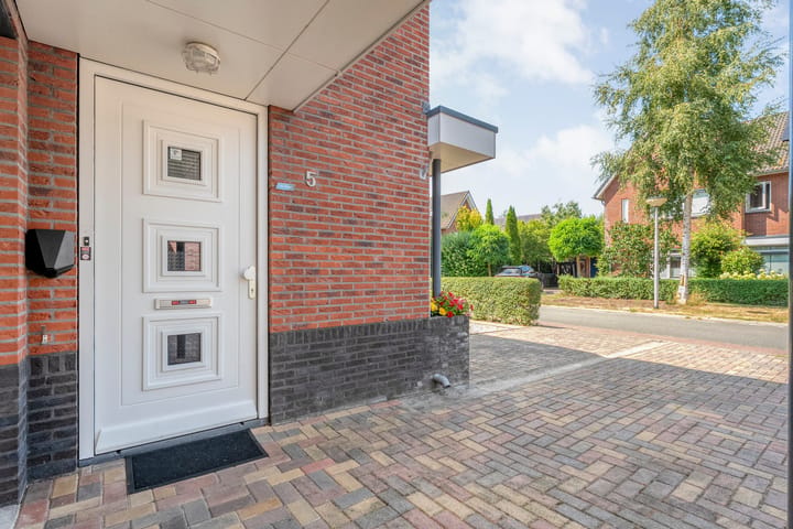 Twee-onder-één-kap te koop: Leeuwentand 5, Meppel