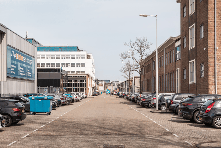 View photo 2 of Pilotenstraat 42
