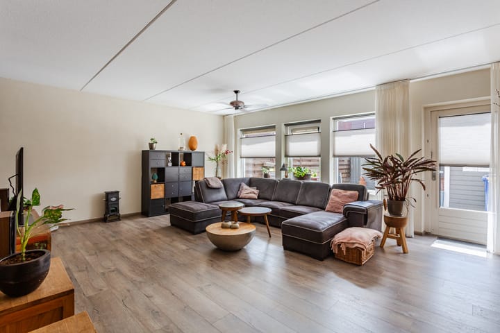 Tussenwoning te koop: Miróstraat 54, Almere