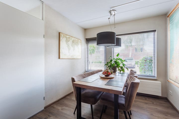 Tussenwoning te koop: Miróstraat 54, Almere