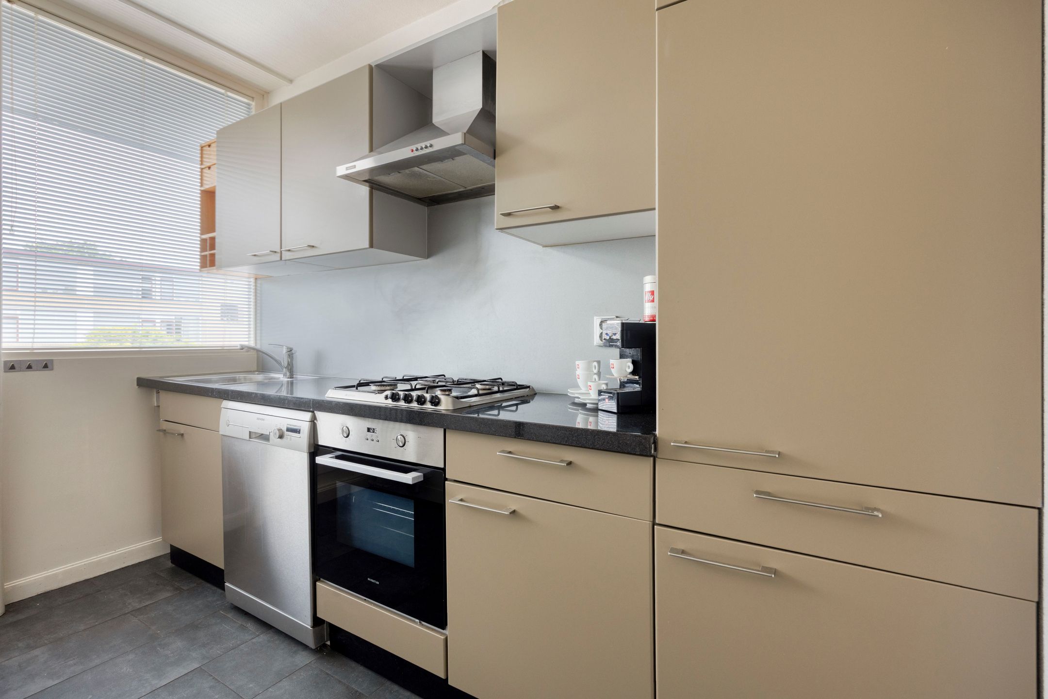 Photo 18 of Van Anrooystraat 127