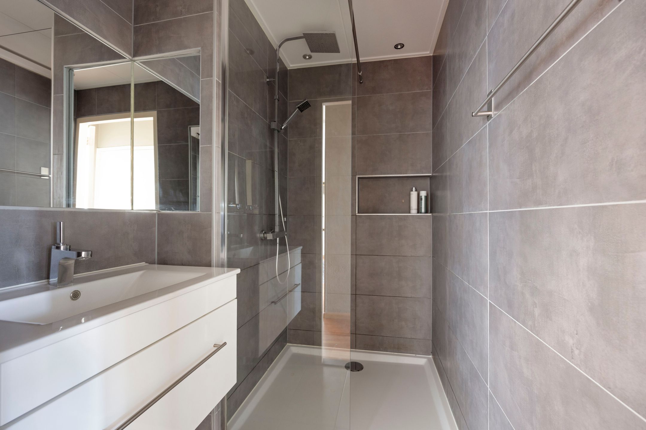 Photo 27 of Van Anrooystraat 127