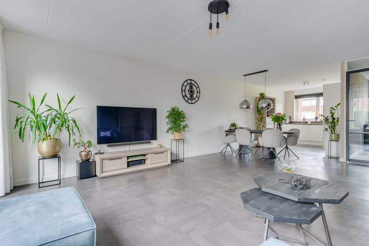 Tussenwoning te koop: Oeverzeggeweg 70, Heerhugowaard