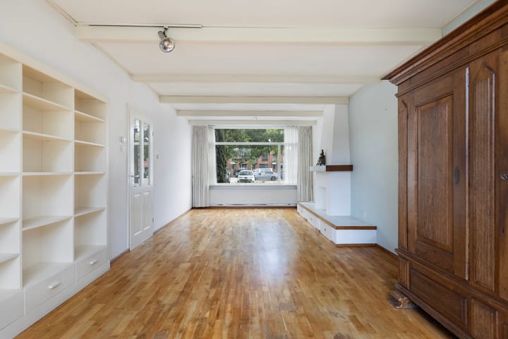 Tussenwoning te koop: Emmaplein 11, Rozenburg (Zh)