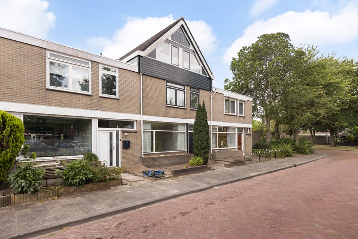 Tussenwoning te koop: Emmaplein 11, Rozenburg (Zh)