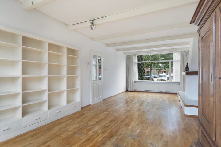 Tussenwoning te koop: Emmaplein 11, Rozenburg (Zh)