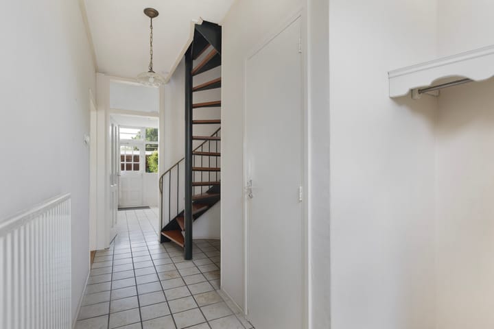 Tussenwoning te koop: Emmaplein 11, Rozenburg (Zh)