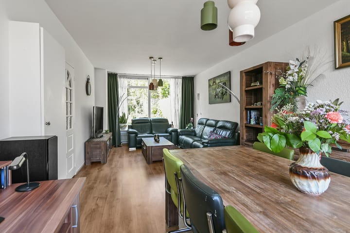 Tussenwoning te koop: Weegbreestraat 33, Nieuw-Vennep