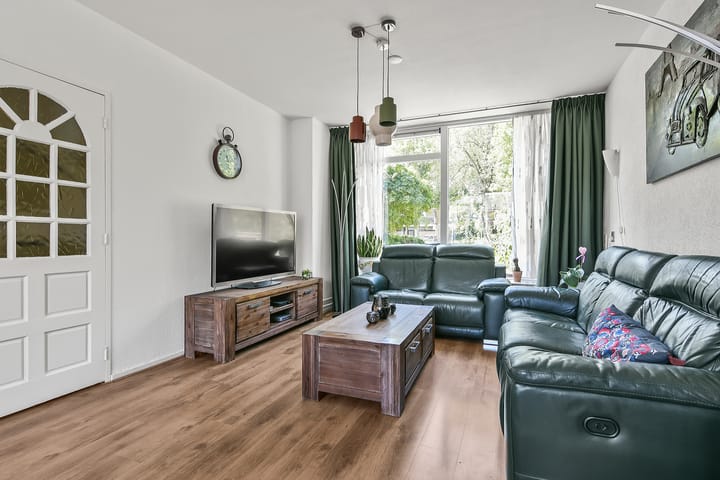 Tussenwoning te koop: Weegbreestraat 33, Nieuw-Vennep