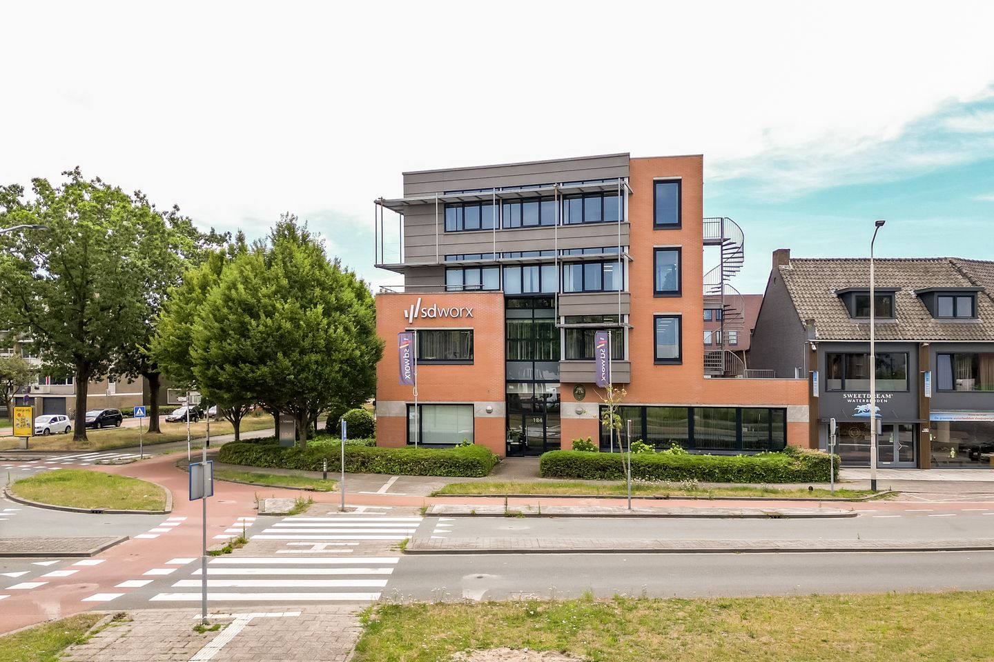Bekijk foto 2 van St. Ignatiusstraat 287